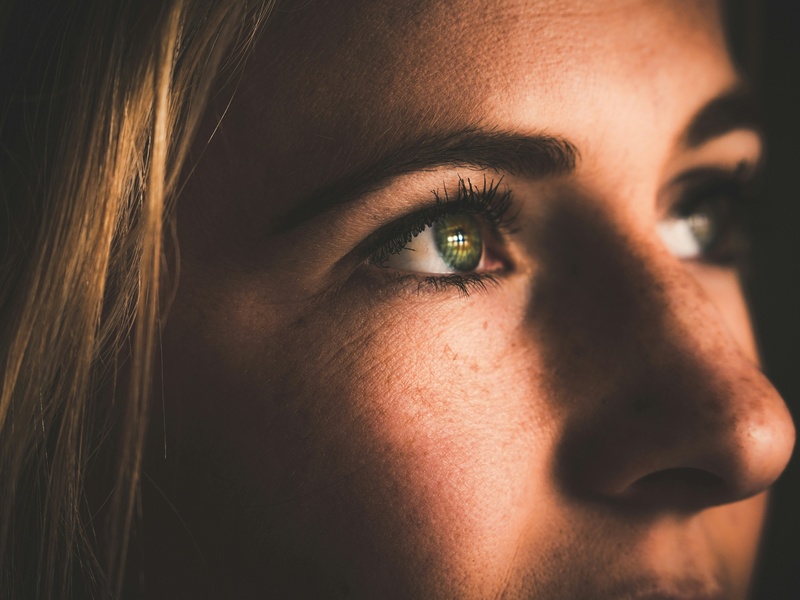Greffe de sourcils femme